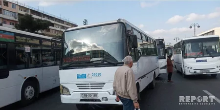 Bakıda sərnişin avtobusu qəza törədib - FOTO
