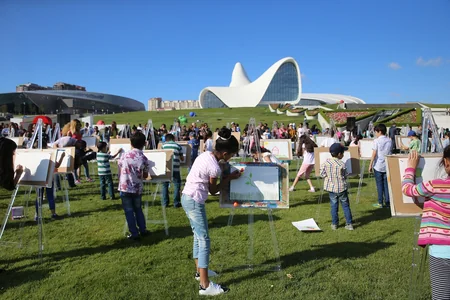 Heydər Əliyev Mərkəzinin parkında uşaqlar üçün rəsm dərsi təşkil olunub