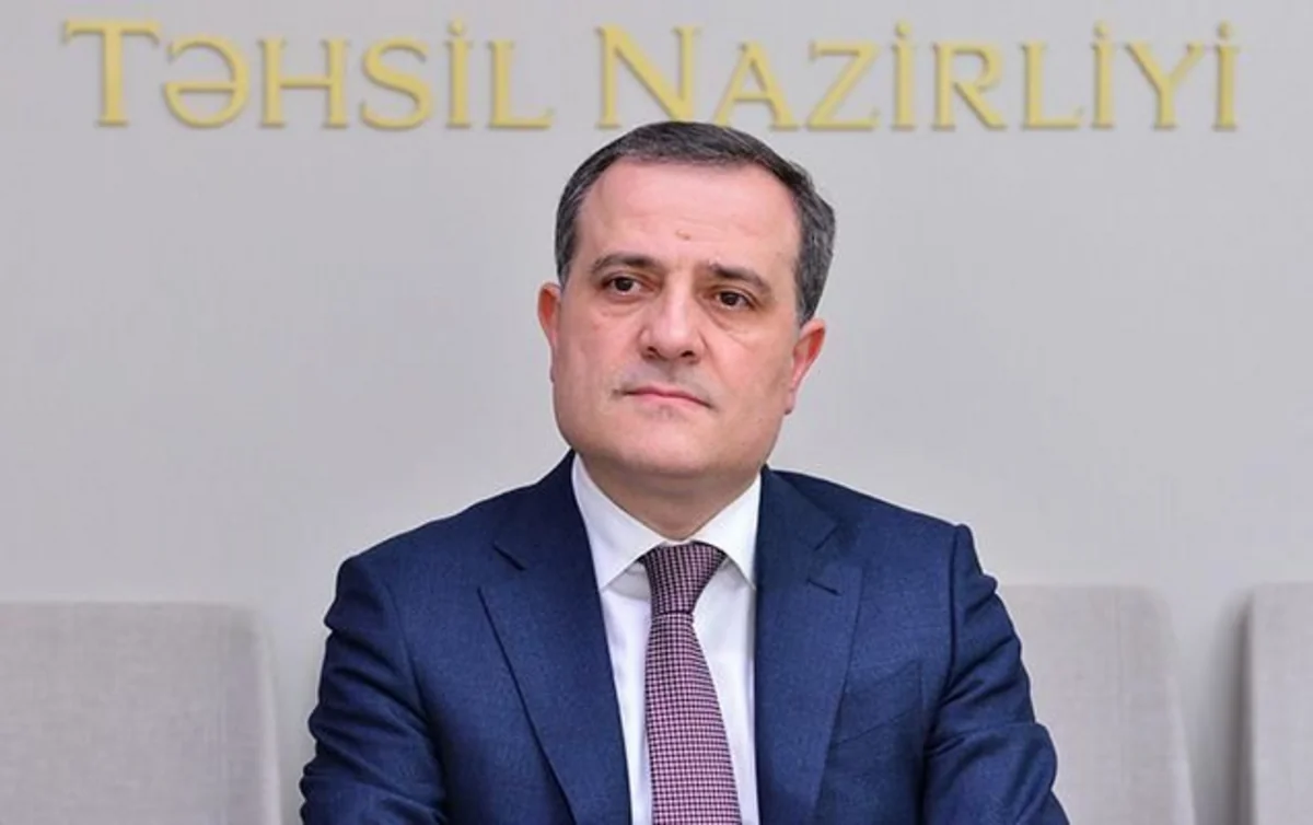 Ceyhun Bayramov Son zəng münasibətilə məcburi köçkün məktəbində olub