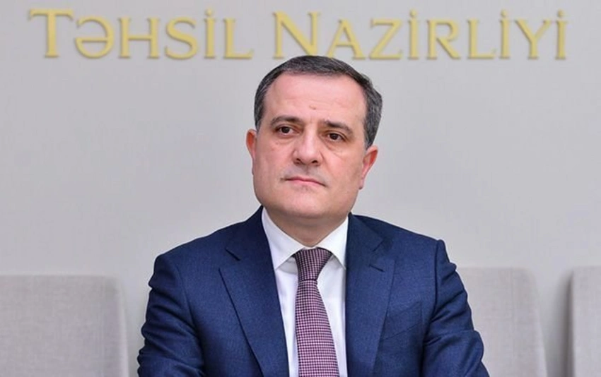 Ceyhun Bayramov Son zəng münasibətilə məcburi köçkün məktəbində olub
