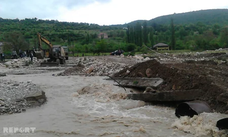 Qubada sel nəticəsində bağlanan yol açılıb - FOTO