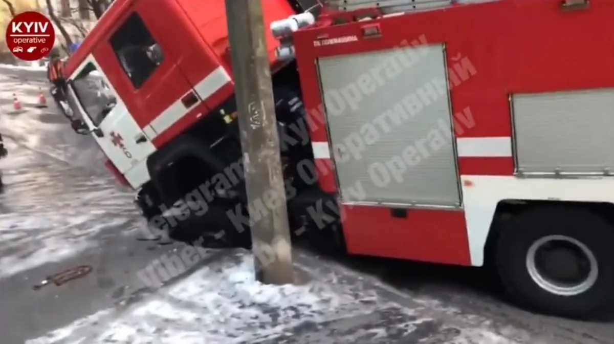В Киеве пожарная машина провалилась под асфальт по дороге на вызов - ВИДЕО