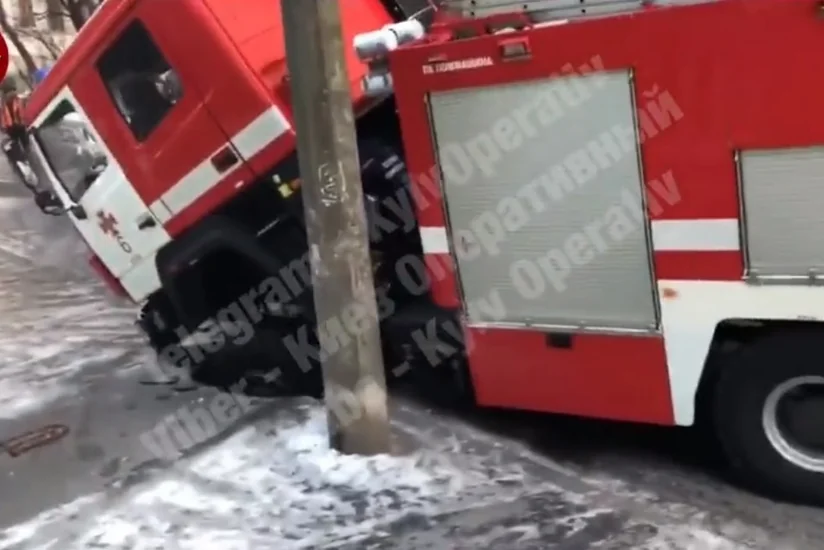В Киеве пожарная машина провалилась под асфальт по дороге на вызов - ВИДЕО