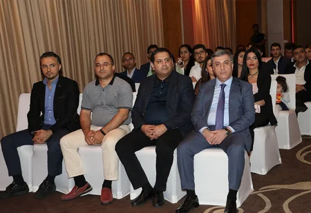 Fuad Muradov Dohada azərbaycanlılarla görüşüb