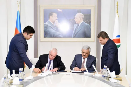 SOCAR-la “DeGolyer and MacNaughton” şirkəti arasında müqavilə imzalanıb