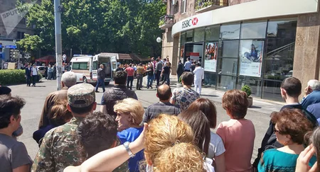 В Ереване полицейский совершил нападение на банк, двое погибли - ОБНОВЛЕНО 2 - ВИДЕО