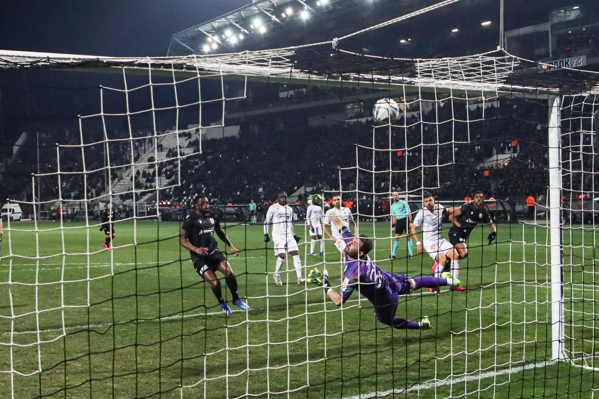 Yunanıstandakı futbol matçları iki ay azarkeşsiz keçiriləcək