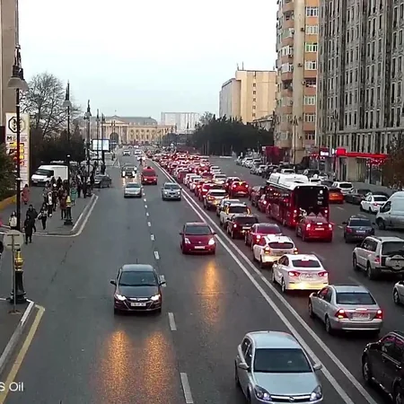 Bakıda nəqliyyatın sıxlığı müşahidə edən yolları açıqlanıb