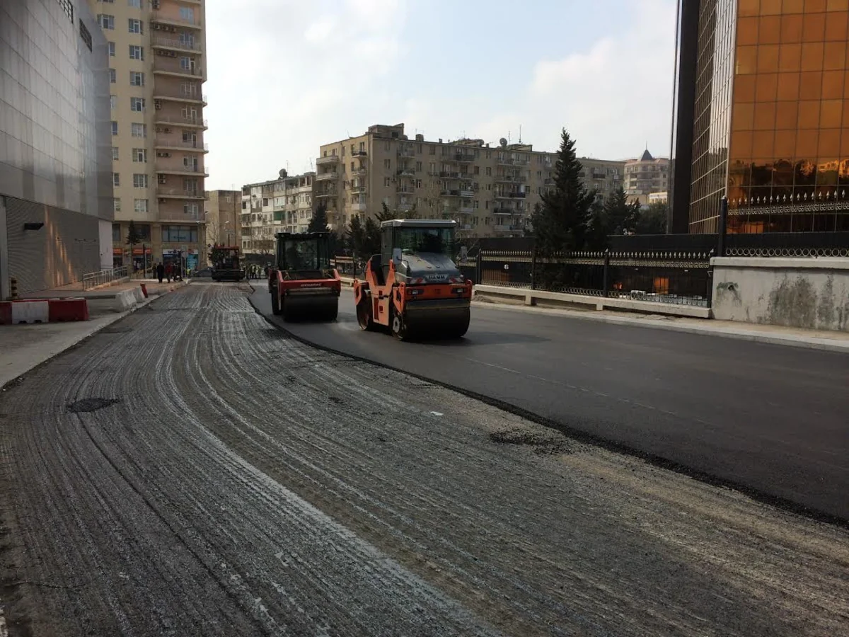 Bakının mərkəzi küçələrindən birində təmir işlərinin yeni mərhələsinə başlanılıb