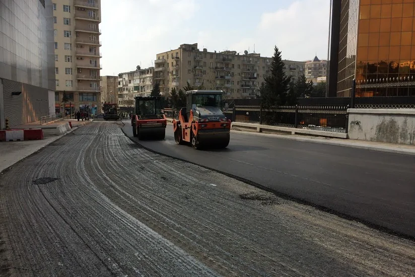 Bakının mərkəzi küçələrindən birində təmir işlərinin yeni mərhələsinə başlanılıb