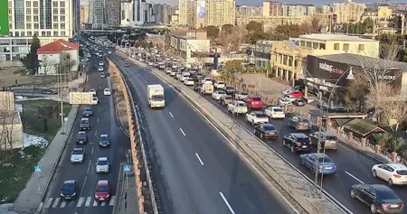 Bakının bir sıra yollarında nəqliyyatın sıxlığı yaranıb