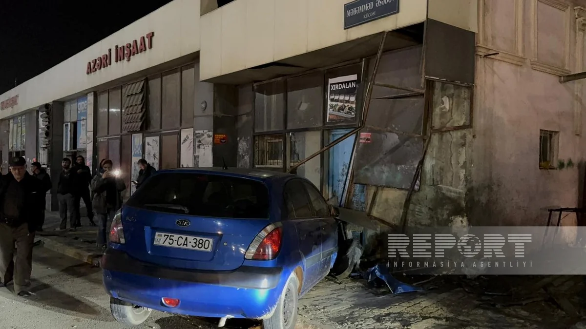 Sumqayıtda avtomobil idarəetmədən çıxaraq mağazaya çırpılıb