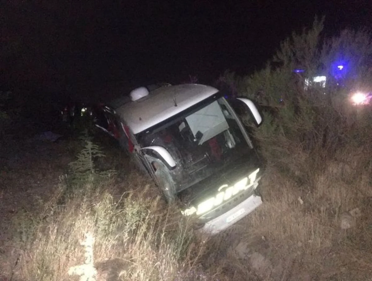 Türkiyədə sərnişin avtobusu aşıb: 1 nəfər ölüb, 10-u yaralanıb