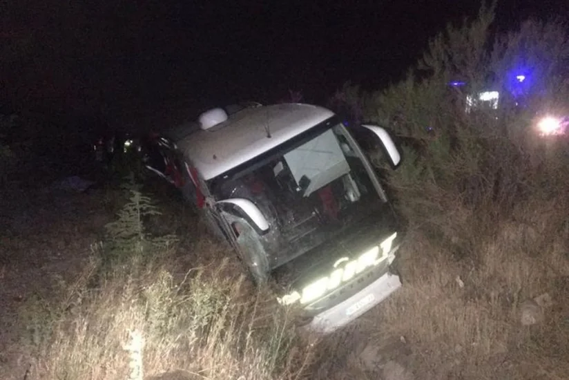 Türkiyədə sərnişin avtobusu aşıb: 1 nəfər ölüb, 10-u yaralanıb