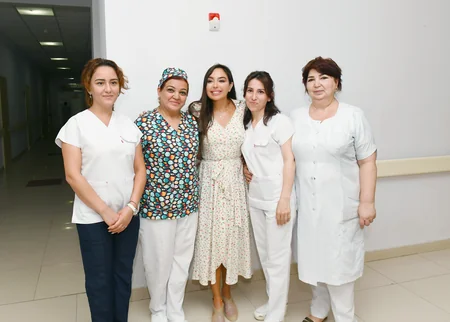 Leyla Əliyeva Bakının bir sıra tibb müəssisələrində müalicə alan uşaqlarla görüşüb