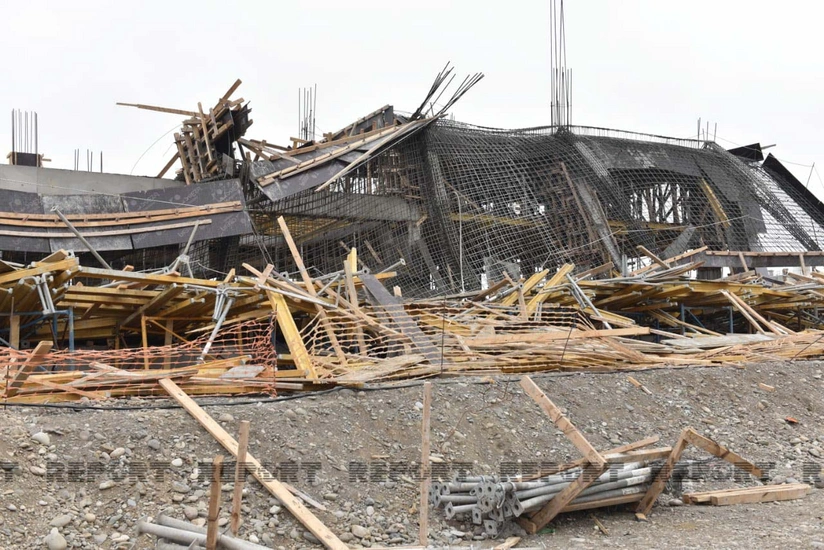 Bakıda tikilməkdə olan bina çöküb, 2 nəfər xəsarət alıb