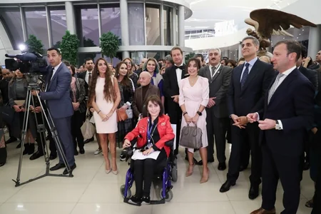 Heydər Əliyev Mərkəzində Türkiyənin tanınmış rəssamı Ahmet Güneştekinin fərdi sərgisi açılıb - FOTO
