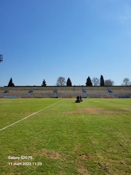 Gəncə stadionunun ot örtüyünə qulluq edən şirkət: “Sahənin qışdan sonra özünə gəlməyə vaxtı olmadı”