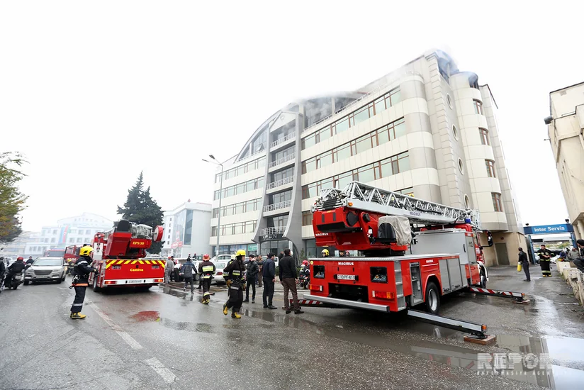 Пожар в бизнес-центре в Баку локализован, эвакуированы 40 человек - ОБНОВЛЕНО - 2