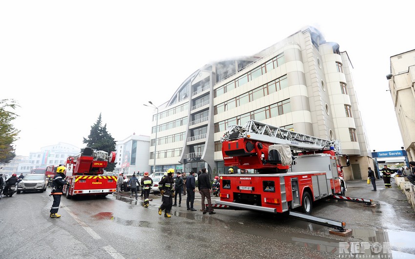 Bakıda biznes mərkəzində baş verən yanğın söndürülüb, 40 nəfər təxliyyə olunub - YENİLƏNİB - 2
