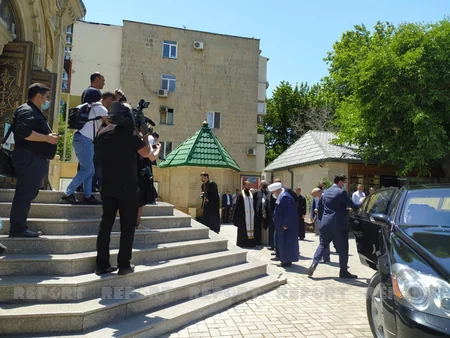 Şeyxülislam Allahşükür Paşazadə Aleksandr Ata ilə vida mərasiminə qatılıb