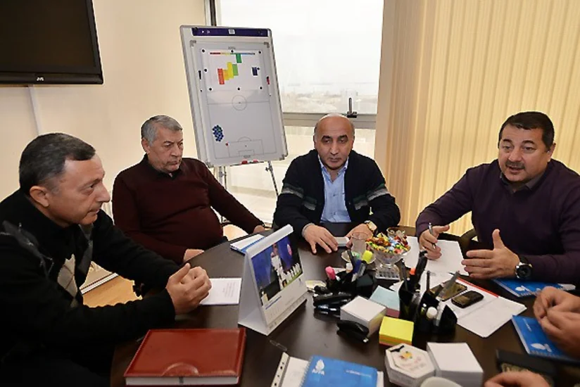 Veteran futbolçu: Klublar azarkeşləri stadiona qaytarmaqda maraqlı olmalıdır