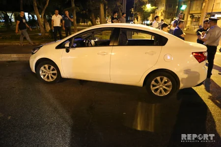 Bakıda işıqforun qırmızı işığından keçən avtomobil qəza törədib, 1 nəfər xəsarət alıb - FOTO