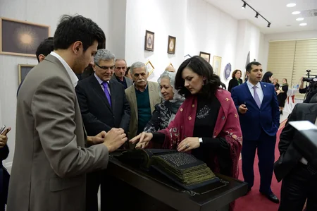 Dünyada ilk ipək kitab Qurani-Kərimin təqdimatı olub - FOTO
