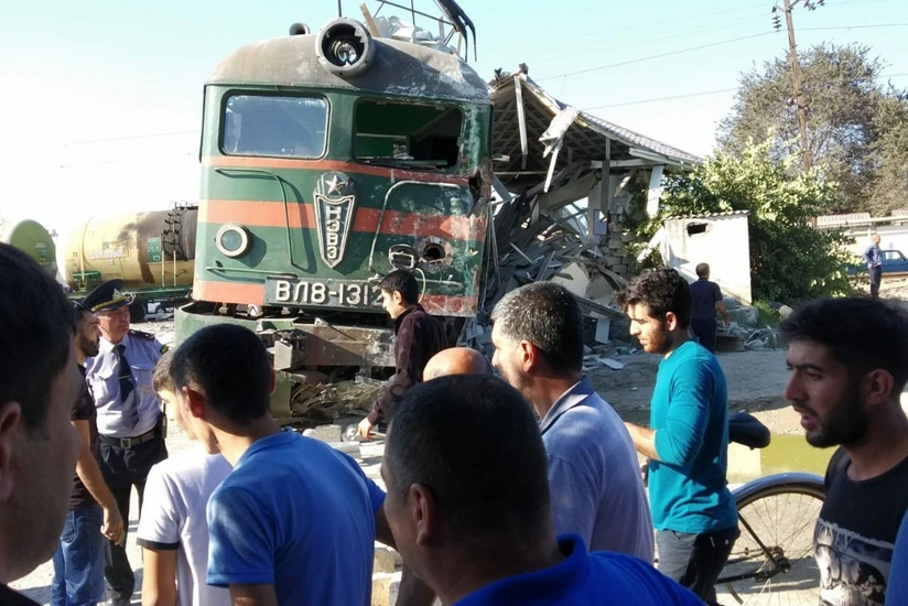 Bakıda sərnişin avtobusu qatarla toqquşub: 1 məktəbli ölüb, yaralıların sayı 34-ə çatıb - VİDEO - YENİLƏNİB-3