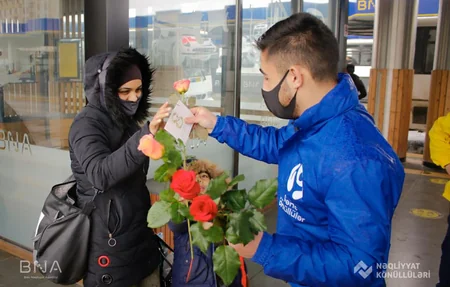 BNA könüllüləri dayanacaqlarda xanımlara gül təqdim edib