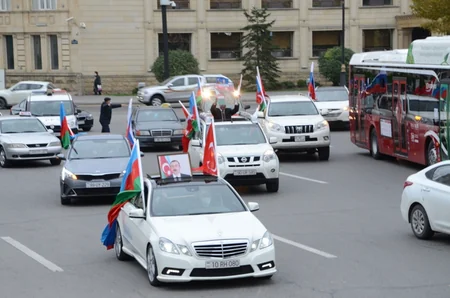 Bakıda qələbə yürüşləri keçirilir
