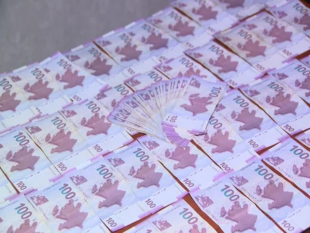 Bakıda “pub”dan çıxan şəxsə quldurluq edilib, 8500 manatı əlindən alınıb