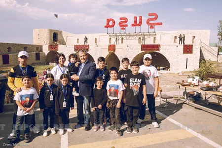 Vətən müharibəsi şəhidlərinin övladları Şuşada olub