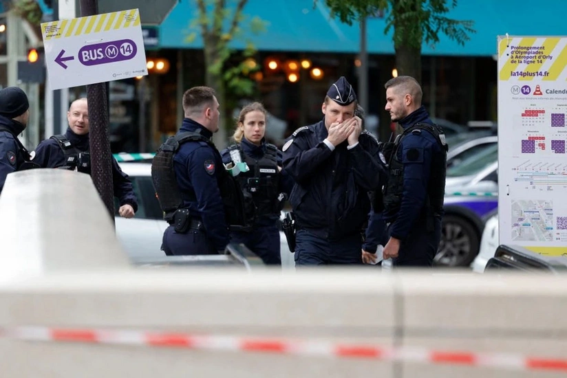 Hijab-wearing woman shot by police in Paris metro