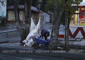 Piyada səkisində ət kəsilir, heyvanların qanı avtomobil yoluna axıdılır