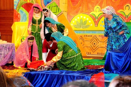 Qusar teatrının aktyorları “Arşın mal alan” operettasını nümayiş etdiriblər