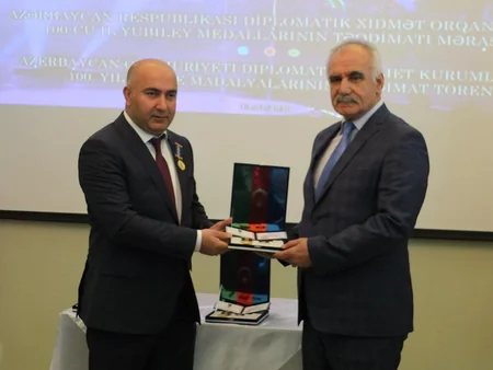Qarsda Azərbaycanın diplomatik xidmət orqanlarının 100 illiyi medalı sahiblərinə təqdim edilib