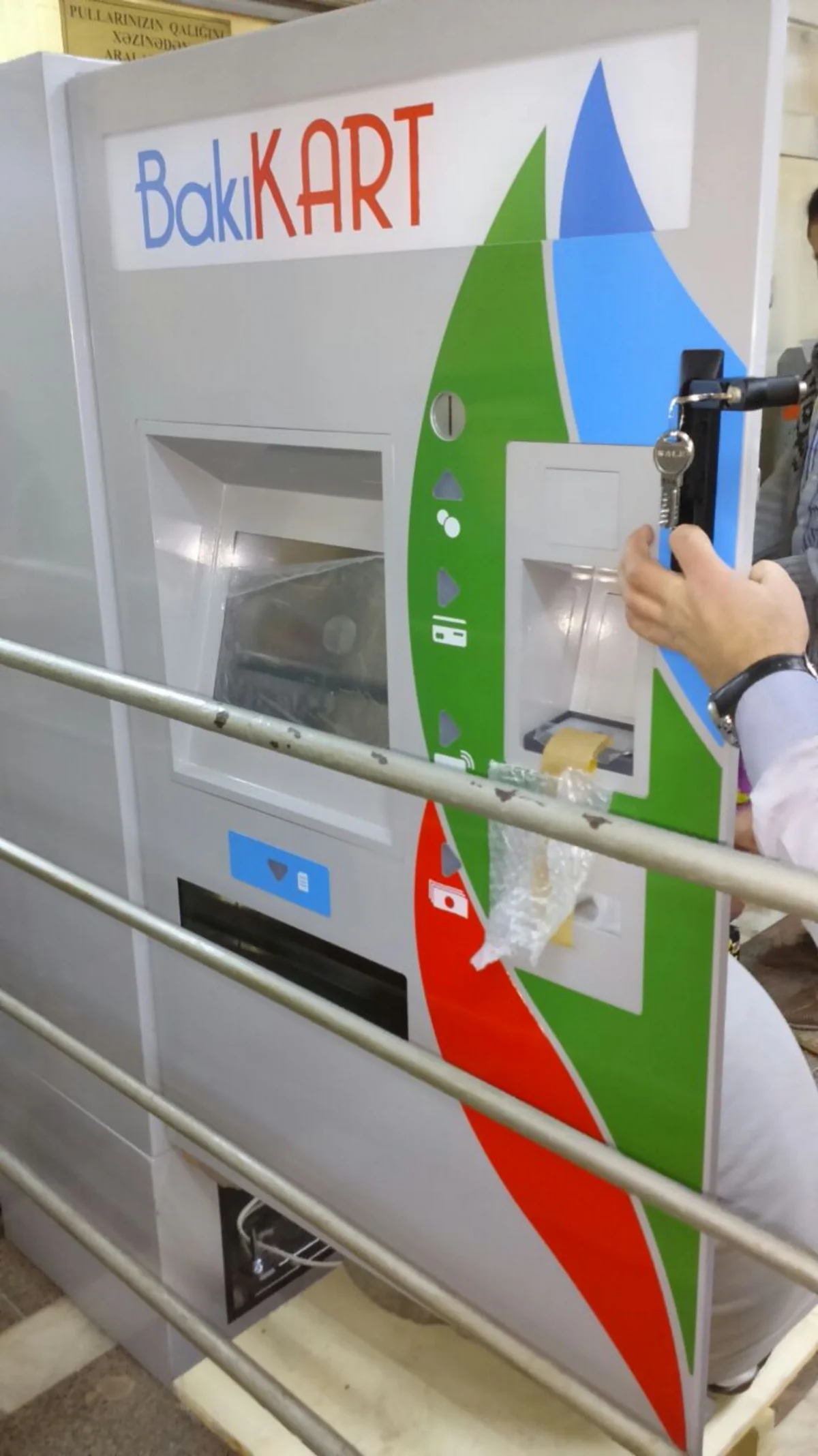​Bakı metropolitenində yeni aparatlar quraşdırılır - FOTO
