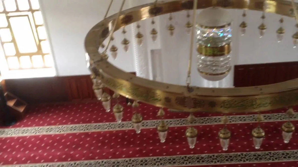 В турецкой мечети упала люстра, пострадали более десяти человек