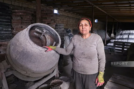 Pulu daşdan çıxan qadın 63 yaşında sosial şəbəkədə fenomen oldu: “Deyirlər övladı haradadır?!” - VİDEO