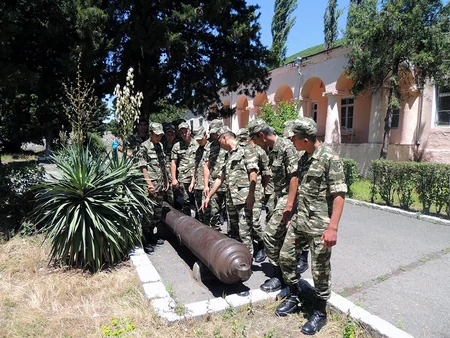 Hərbi qulluqçuların Şəkiyə gəzintisi təşkil edilib