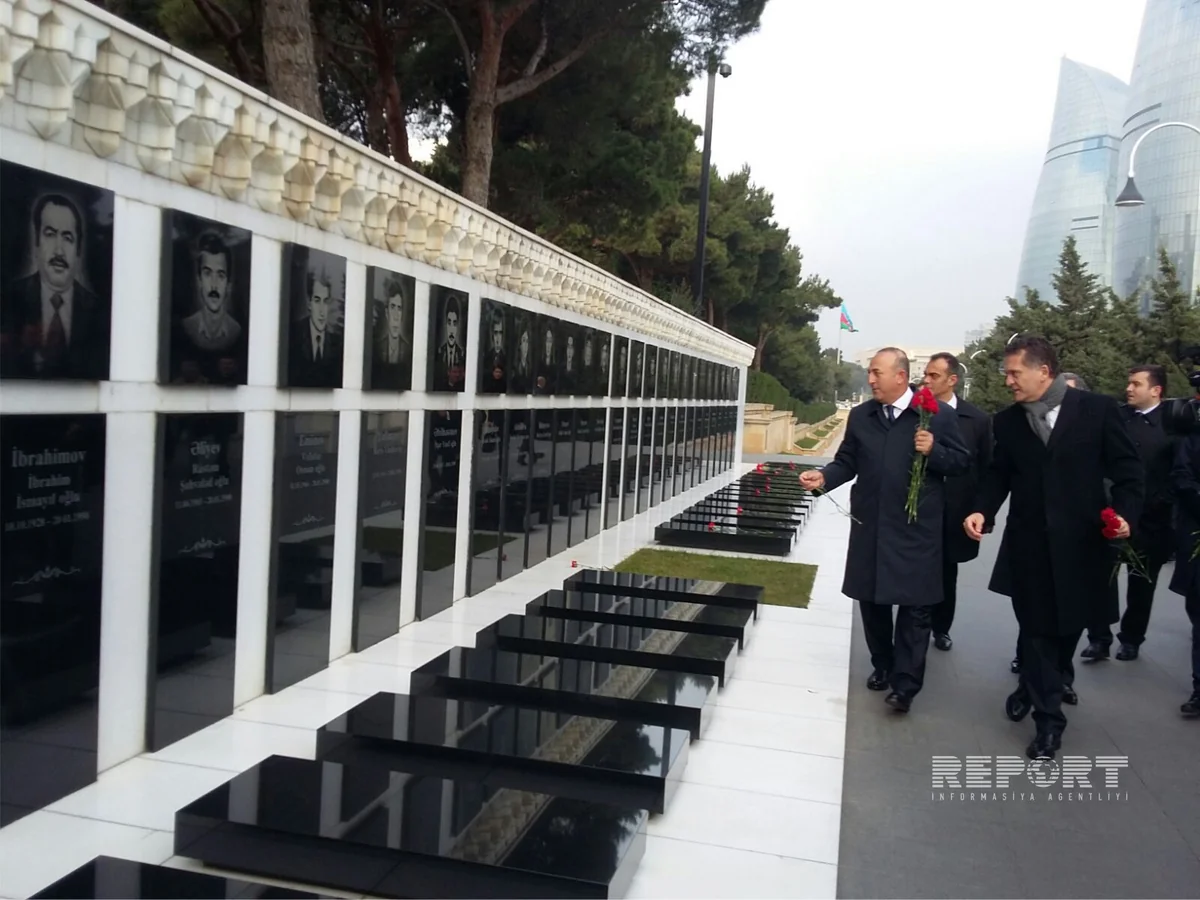 Mövlud Çavuşoğlu Fəxri xiyabanı və Şəhidlər xiyabanını ziyarət edib - FOTO