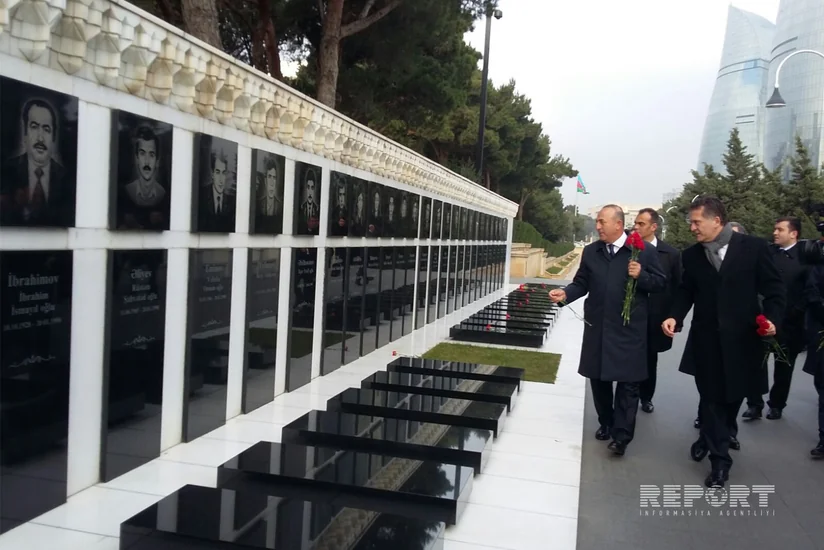 Mövlud Çavuşoğlu Fəxri xiyabanı və Şəhidlər xiyabanını ziyarət edib - FOTO