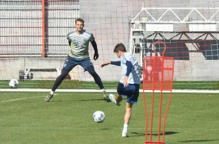 Bavariya məşqləri bərpa etdi, futbolçular məsafə saxladı