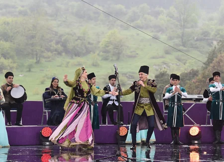 İlham Əliyev və Mehriban Əliyeva Şuşada Beynəlxalq Folklor Festivalının açılışında iştirak ediblər - YENİLƏNİB