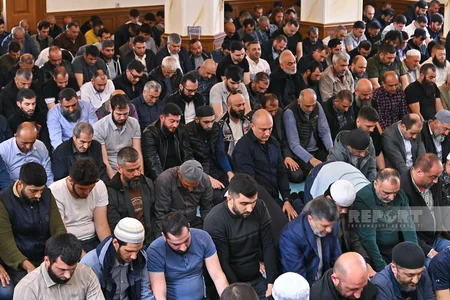 Nərimanovdakı “Cümə” məscidində təmirdən sonra ilk Cümə namazı qılınıb