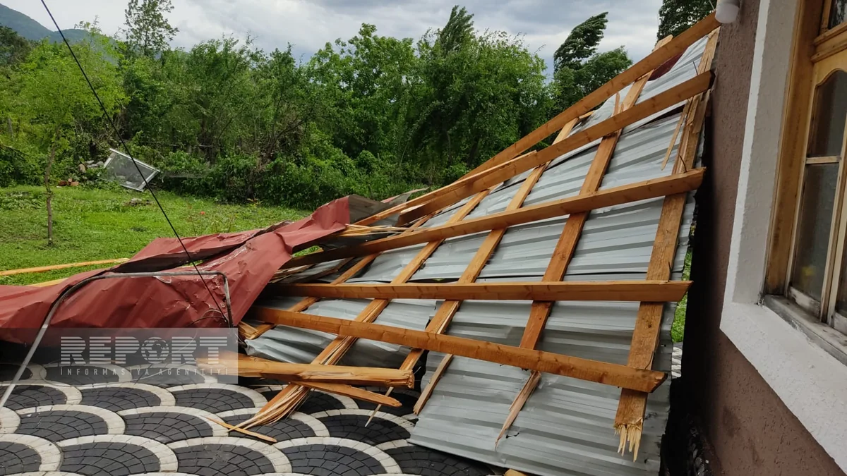 Qaxda külək evin dam örtüyünü uçurub