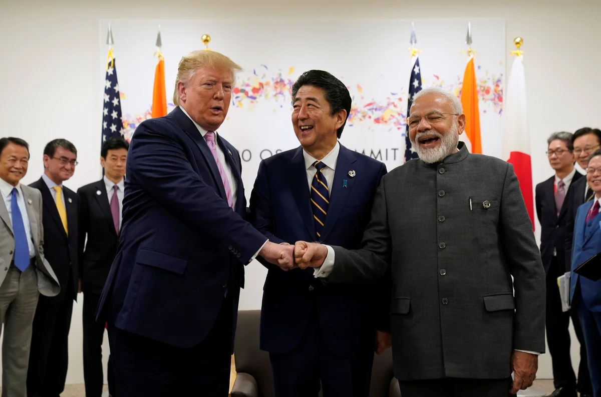Трамп протянул кулак премьерам Японии и Индии на G20
