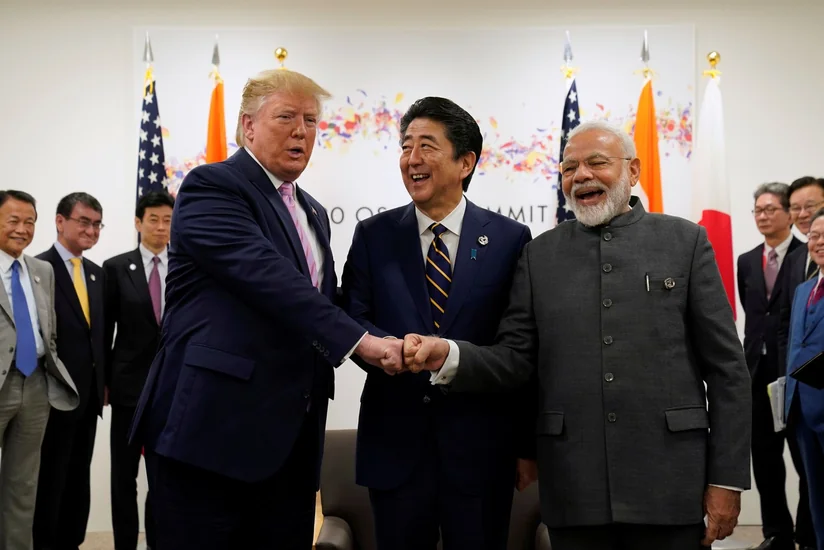 Трамп протянул кулак премьерам Японии и Индии на G20