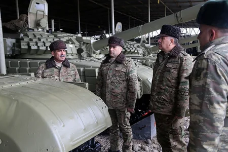 Müdafiə naziri cəbhə bölgəsində yerləşən zirehli texnikaların döyüş hazırlığını yoxlayıb